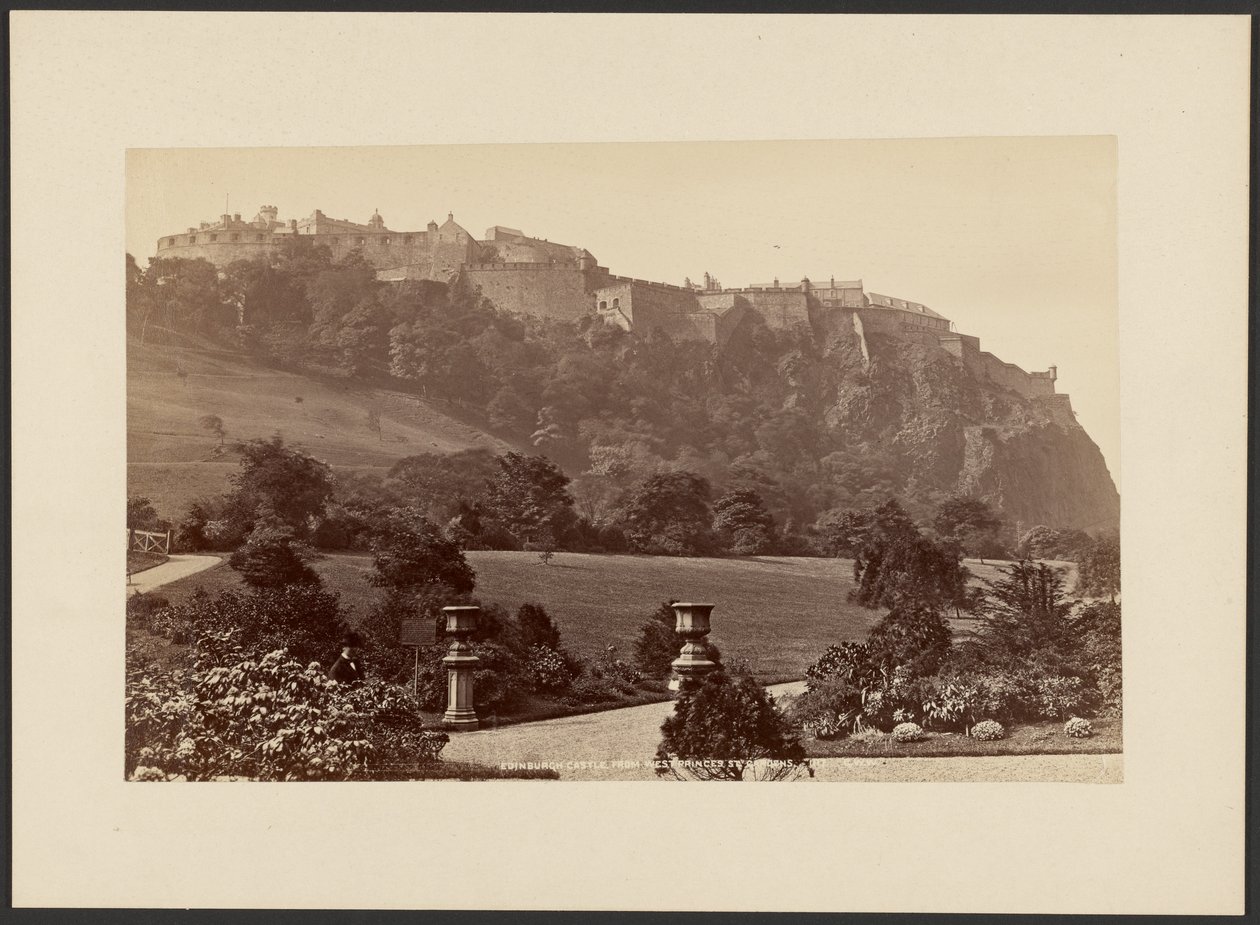 Edinburgh Castle set fra West Princes St. Gardens af George Washington Wilson