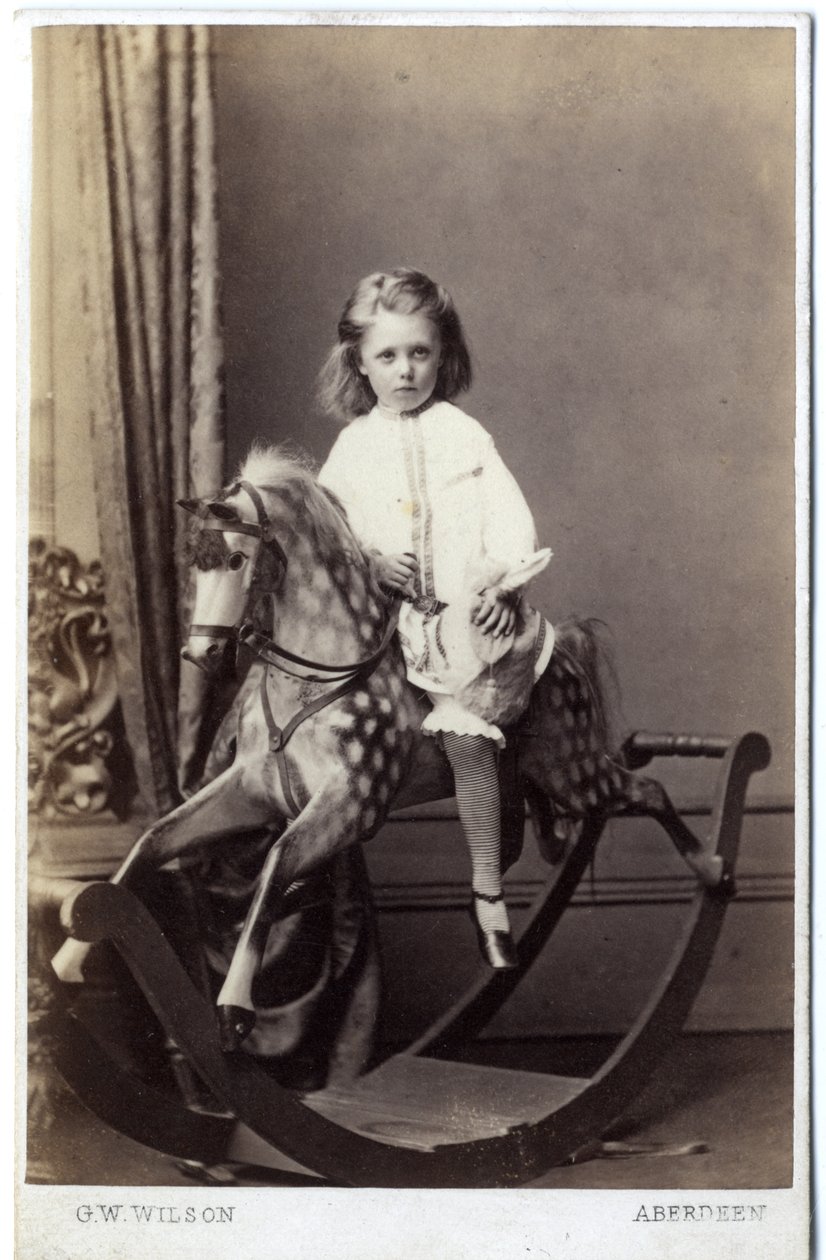 Ung pige sidder på en gyngehest, 1860