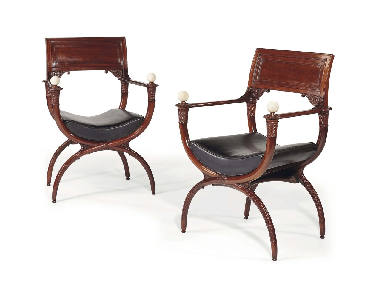 Par curule lænestole fra slutningen af Louis XVI æraen, før 1792 (mahogni med læder og elfenben) af Georges (attr. to) Jacob
