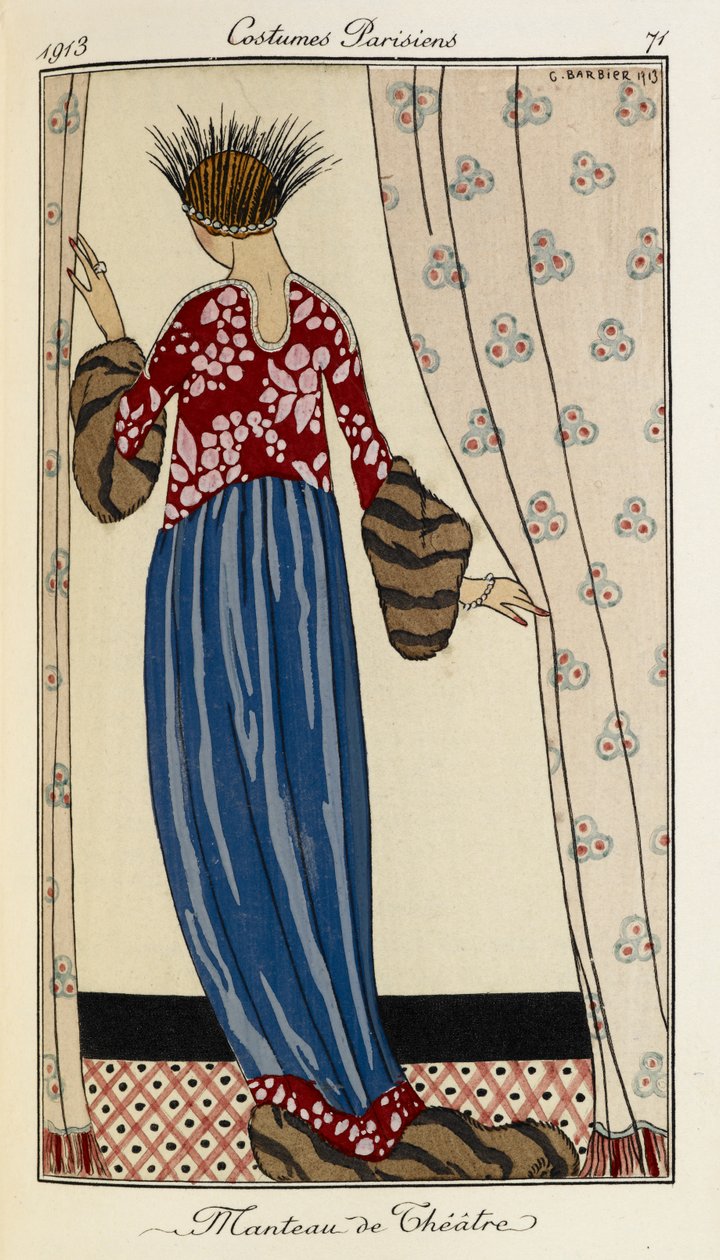 Manteau de Théâtre. Kostumer Parisiens nr.71. Kvinde er iført en rød mønstret kjole med en blå nederdel trimmet med pels. Hun er også iført en fjerbeklædt hovedbeklædning i sort og sølv. af Georges Barbier
