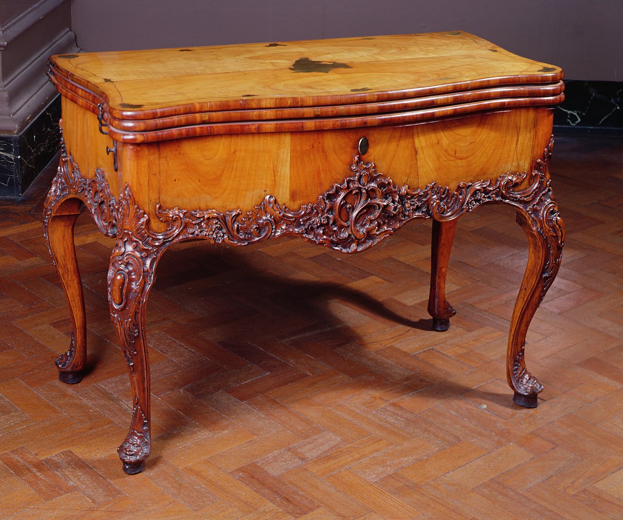 Udskåret kort- eller spillebord, af David Roentgen, 1743-1807, tysk (mahogni) af German School