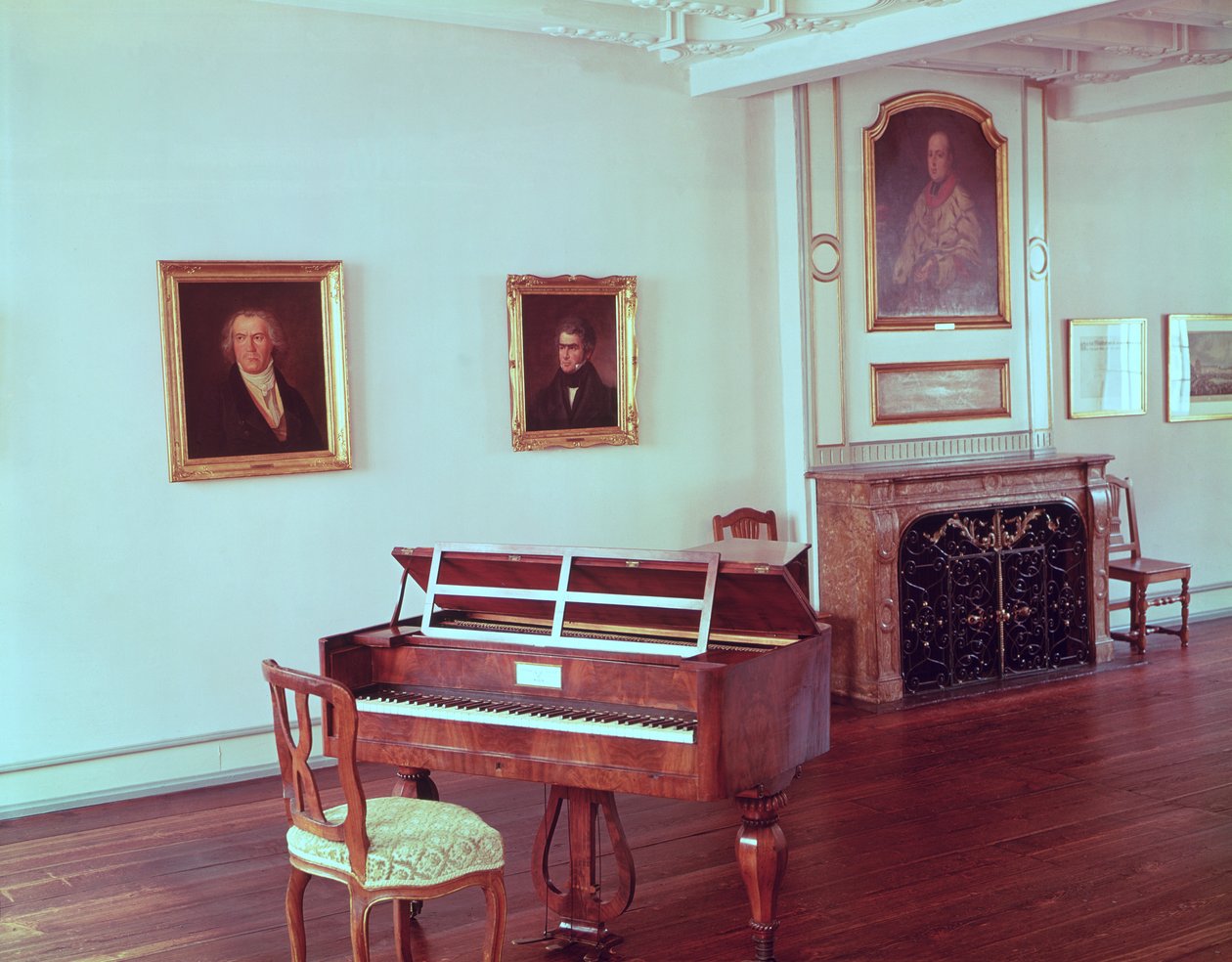 Udsigt til et rum med et flygel tilhørende Ludwig van Beethoven (1770-1827) af German School