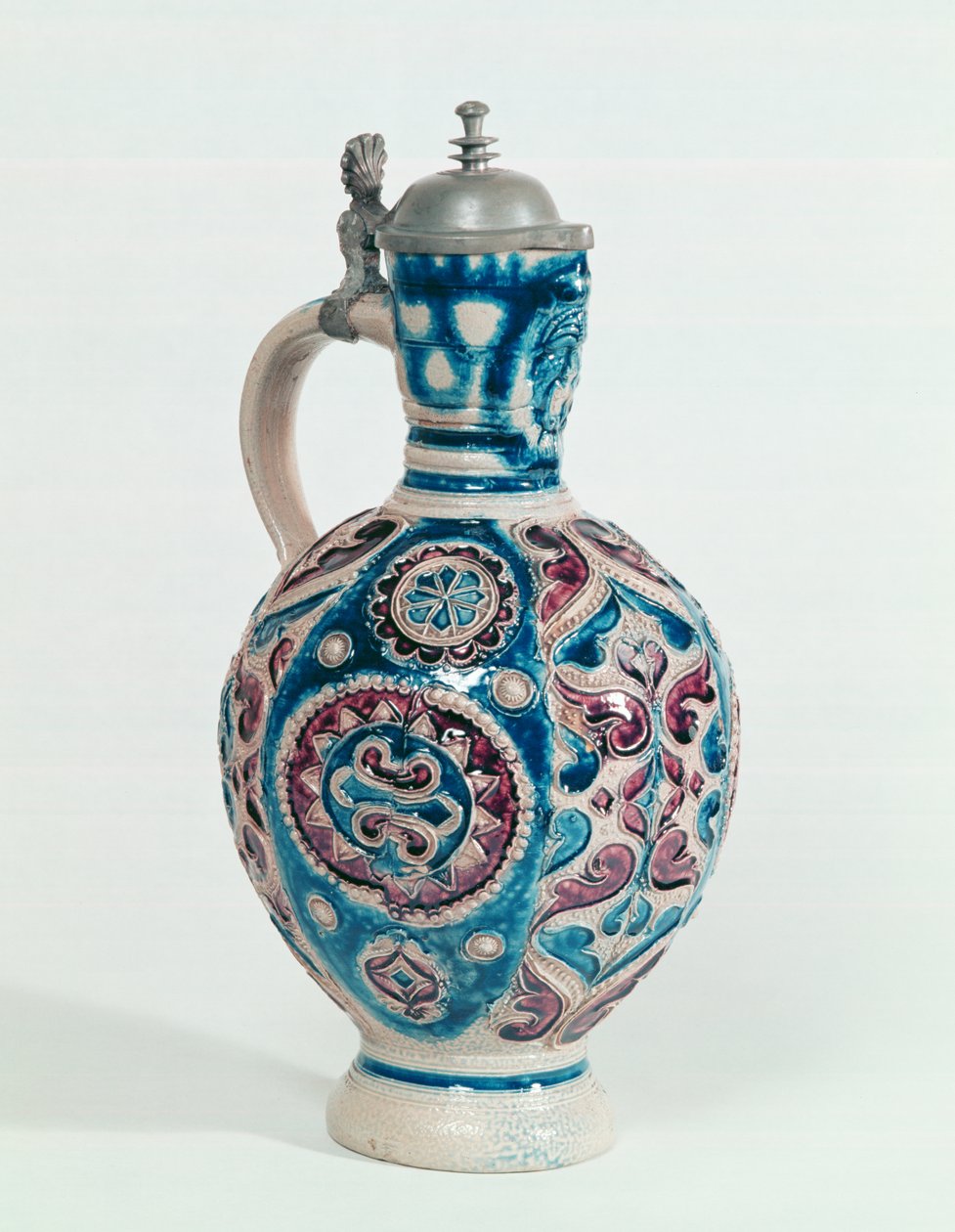 Westerwald kande, ca. 1640-60 (stentøj med støbt dekoration) af German School