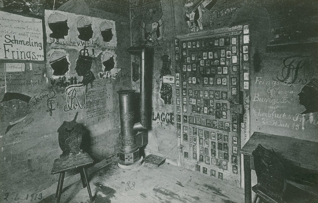 Et rum med vægge dækket af graffiti, der henviser til vigtige samtidige personer som Bussche og Waldow. Postkort sendt i 1913. af German Photographer