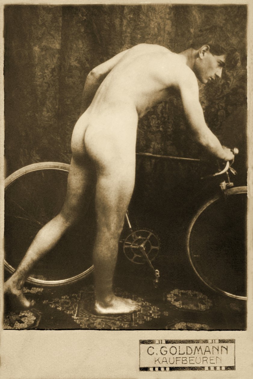 Kabinetkort af en nøgen cyklist, ca. 1898 (sepiafoto) af German Photographer