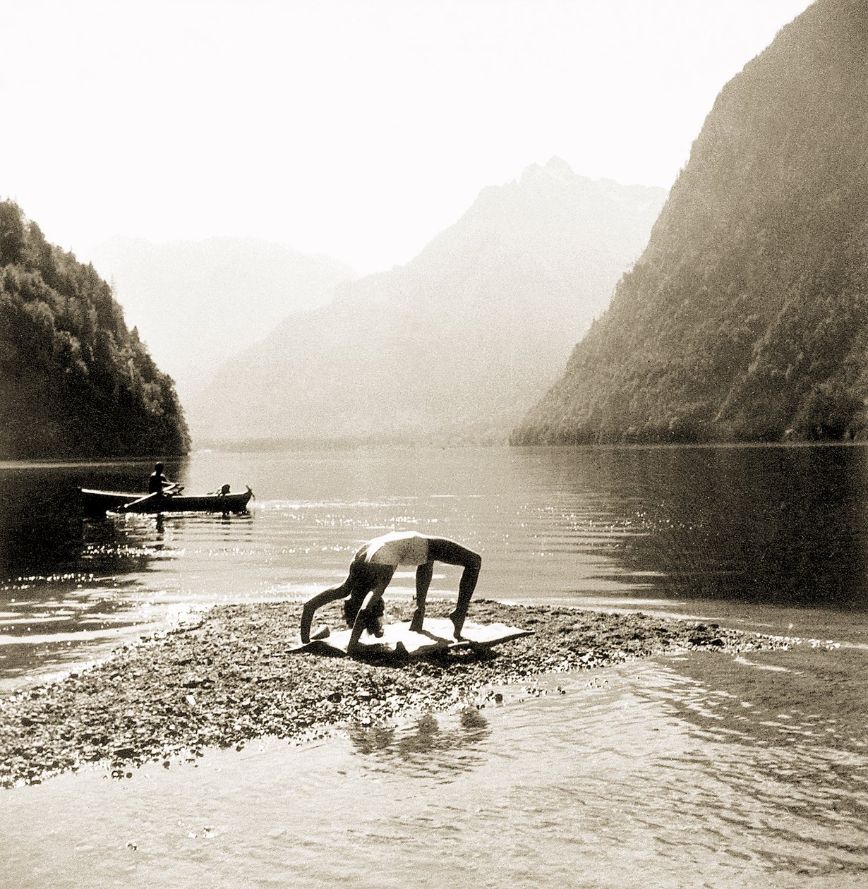 Eva Braun i badedragt træner ved Koenigssee af German Photographer