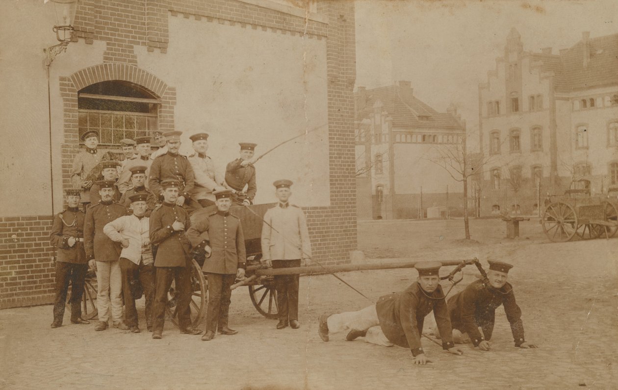 Tyske soldater trækker (kanon) vogn. Postkort sendt i 1913. af German Photographer