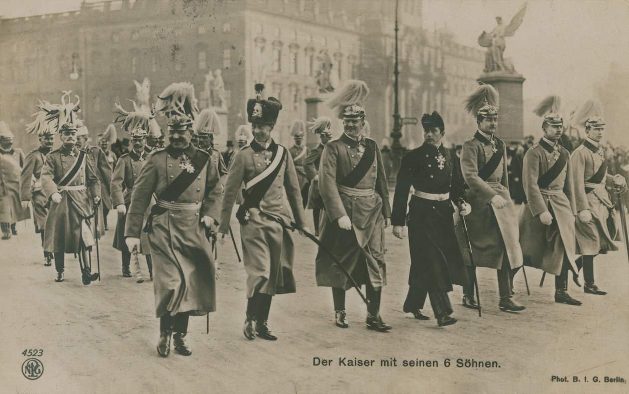 Kejser Wilhelm II af Tyskland med sine seks sønner. Postkort sendt i 1913. af German Photographer