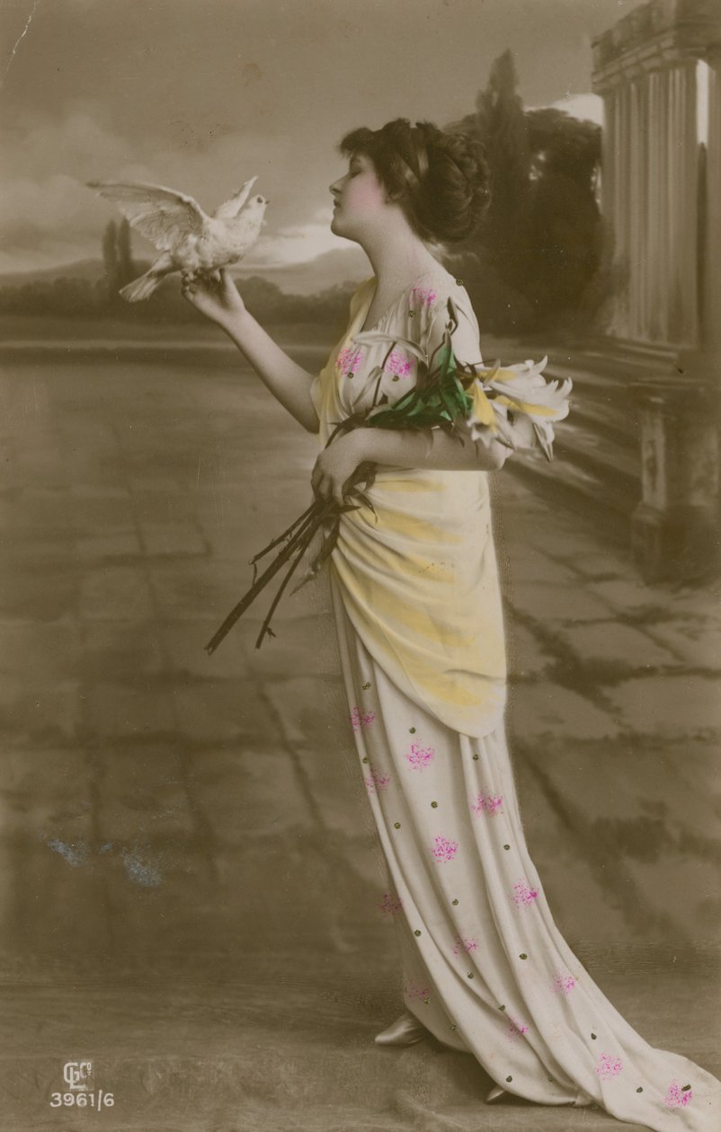 Postkort af en smuk pige med liljer og en due, sendt i 1913 (håndkoloreret foto) af German Photographer