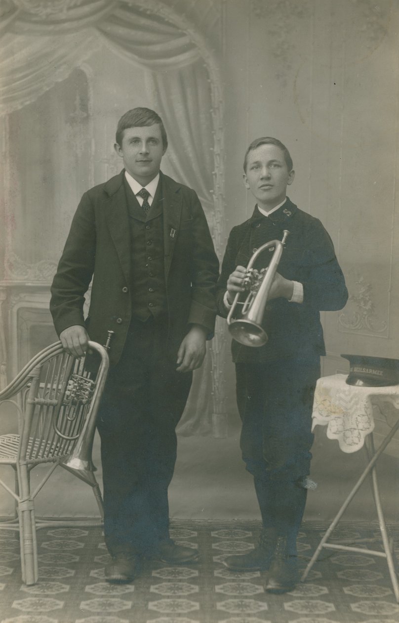 Postkort af to unge mænd med trompeter, den ene i Heilsarmee-uniform, sendt i 1913 (s/h-foto) af German Photographer