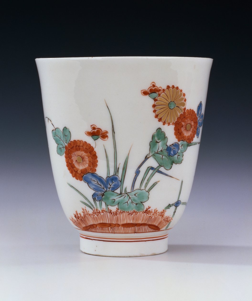 Et Bottger Kakiemon blusset bægerglas malet med krysantemum og græsser, ca. 1725 af German School