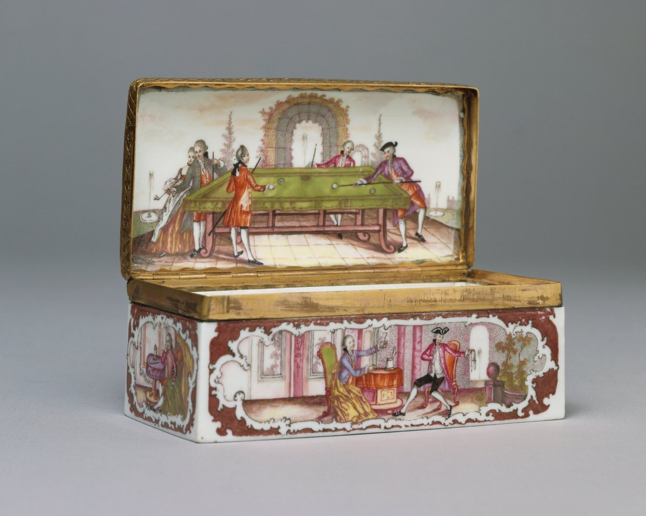 En Frankenthal rektangulær snusdåse og bombecover, det indre af coveret med en scene af herrer, der spiller billard, ca. 1770 af German School