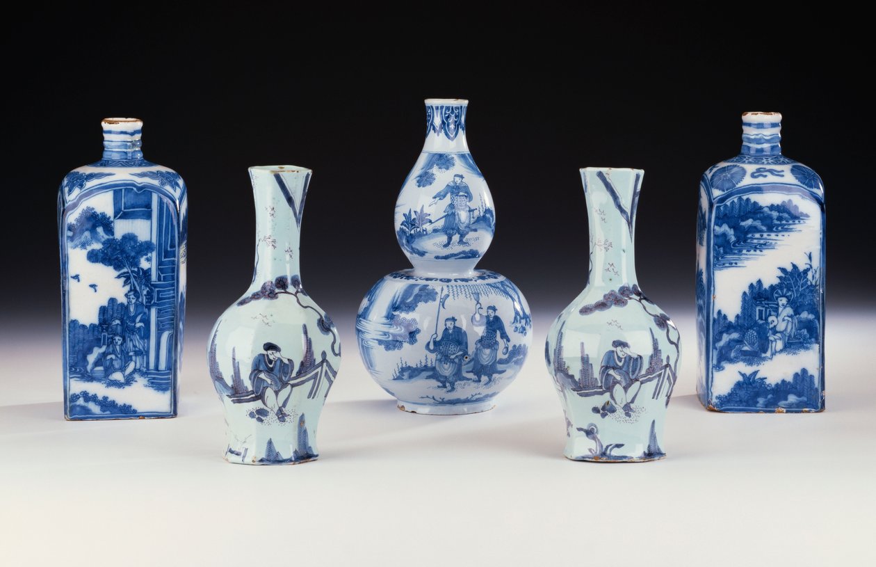 Et udvalg af Frankfurt blå og hvid keramik i kinesisk stil, herunder to Frankfurt blå og hvid spritkolber, et par Frankfurt ottekantede Yan Yan vaser og en Frankfurt blå og hvid dobbelt græskar vase, ca. 1700-10 (keramik ) af German School