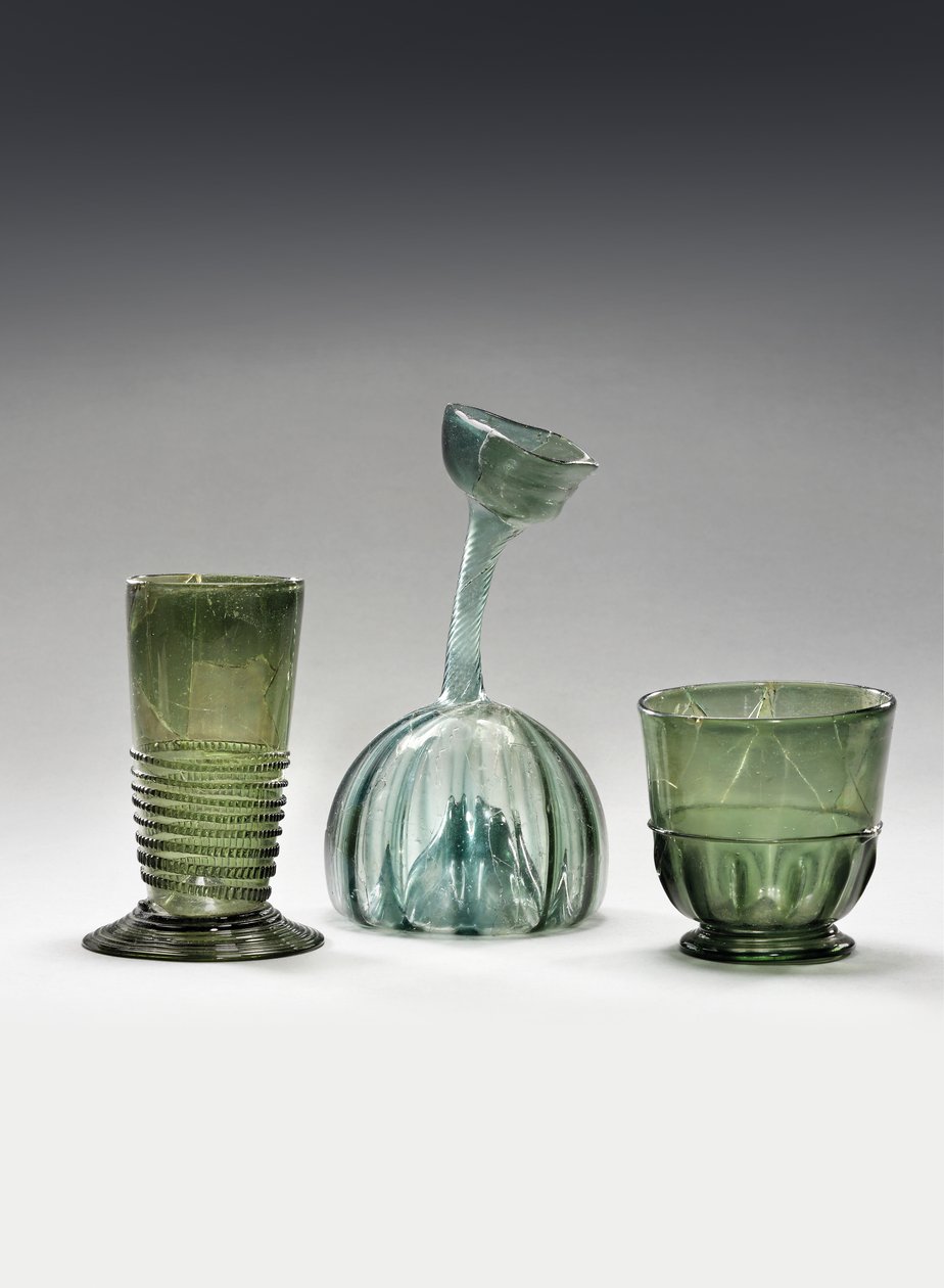 Et waldglasbæger, et strangenglas og en kuttrolf (glas) af German School