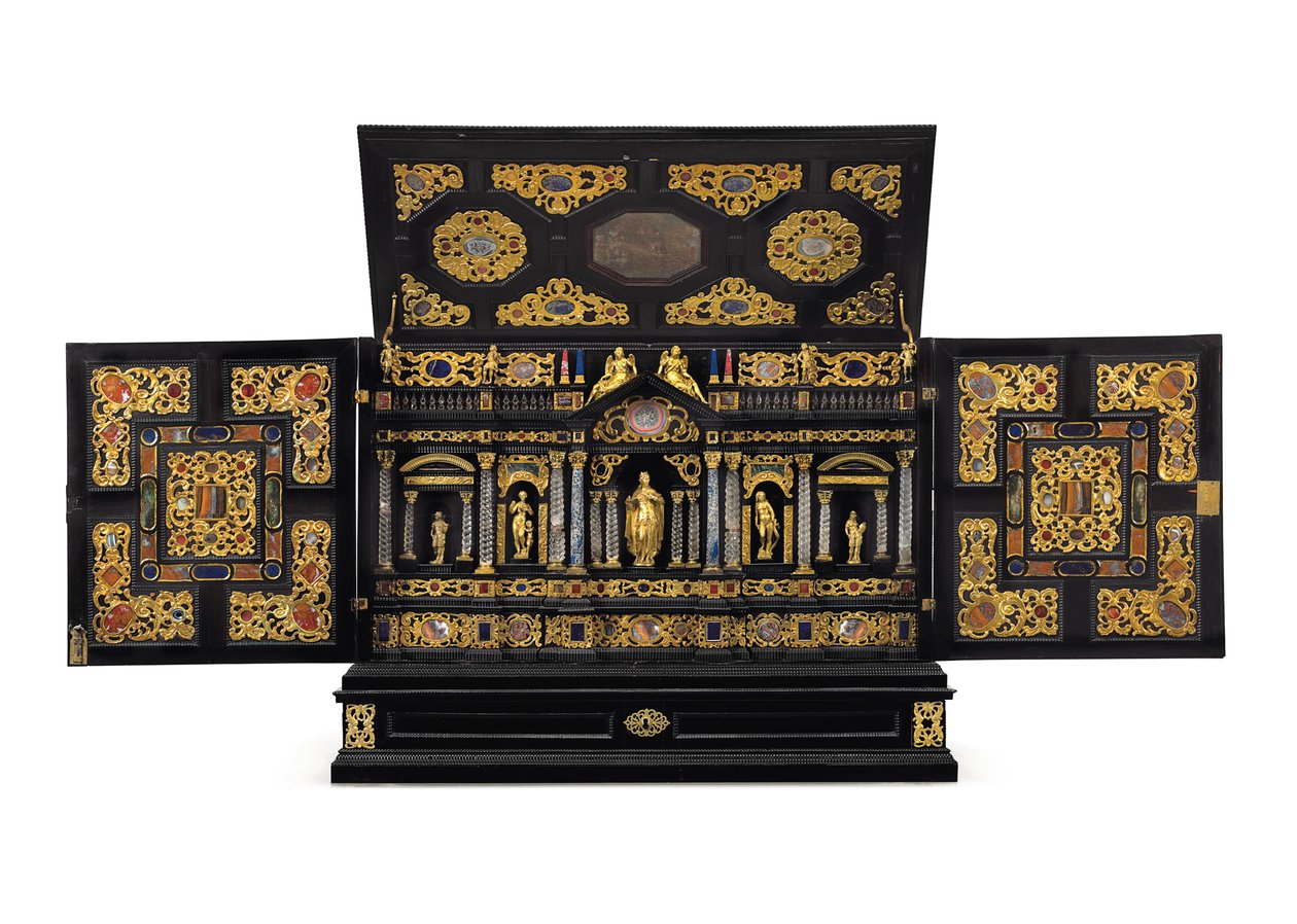 Et Augsburg forgyldt metal, bjergkrystal og pierre dure monteret ibenholt, kongetræ og eboniseret bordskab, ca. 1630-40 af German School