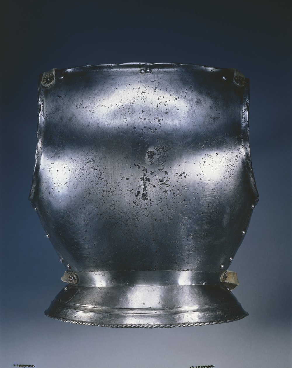 Bagplade, ca. 1510-1530 (stål med sort maling, læderremme) af German School