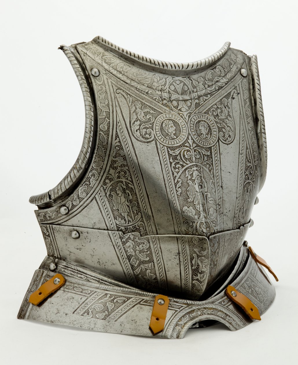Brystskjold med moderne dekoration, ca. 1550 (ætset stål, spor af forgyldning og moderne læder) af German School