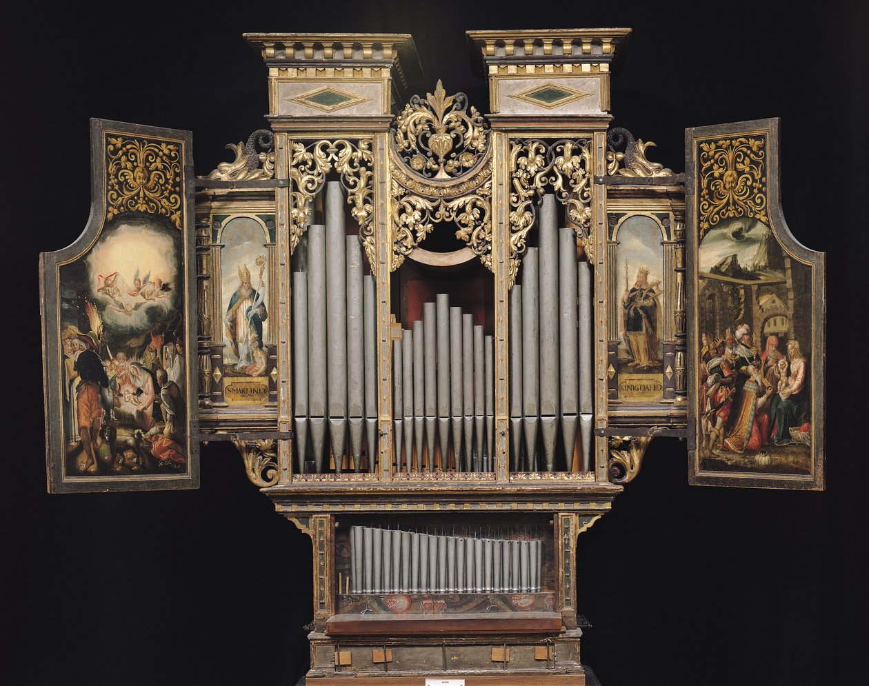 Kororgel med åbne paneler (træ og metal) af German School