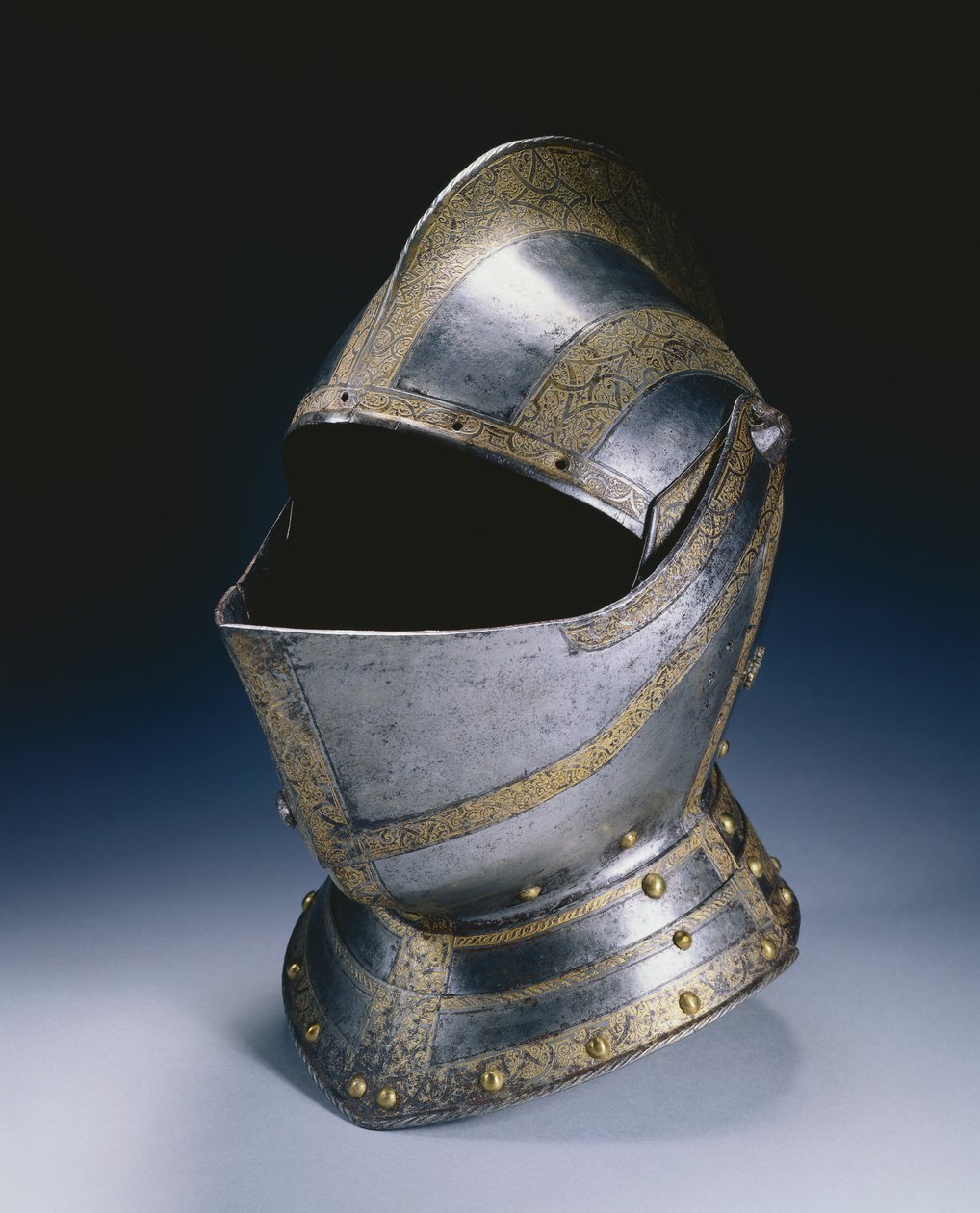 Luk hjelm, c.1580 (ætset og forgyldt stål med messingnitter) af German School