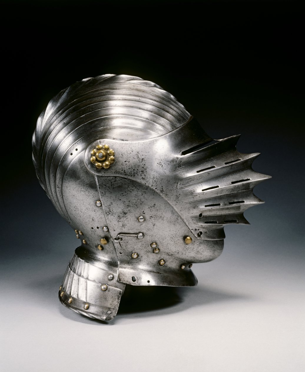 Tæt hjelm i Maximilian stil, c.1520 (stål og messing) af German School