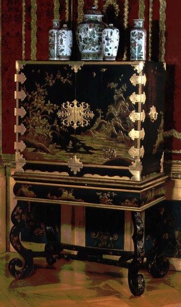 Dekoreret skab på stander, tilskrevet Gerard Dagly, berlinsk lakmester, kendt som orientalsk kopist, ca. 1700 (sort og guldlak) af German School
