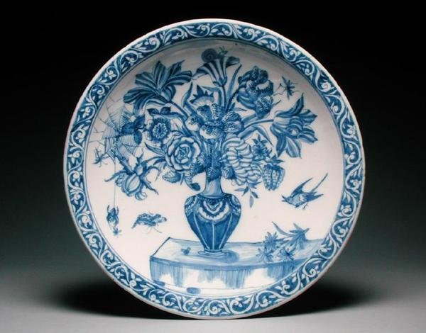 Fad forestillende en smalhalset vase med blomster, Frankfurt-am-Main (emaljeret fajance) af German School