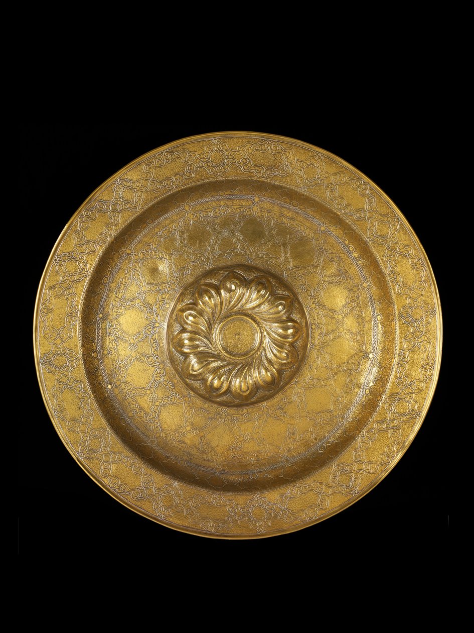 Fad af graveret messing med sølvindlæg, den centrale medaljon omkranset af repouse spiralgadroner, 1500-1525 af German School
