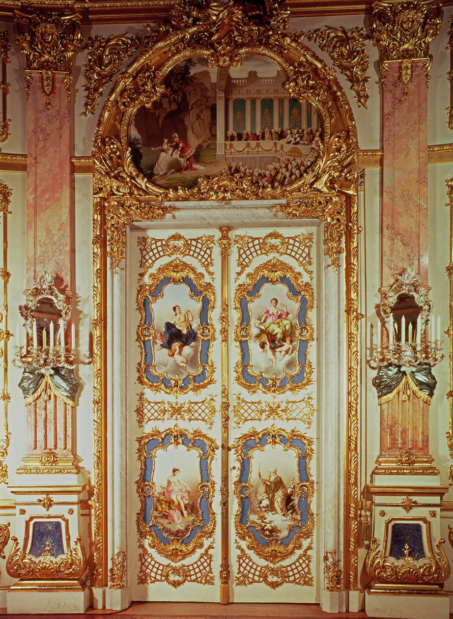 Dør til porcelænsrummet med fire paneler, der forestiller klassiske scener af Meissen og et, der forestiller en teaterforestilling af German School