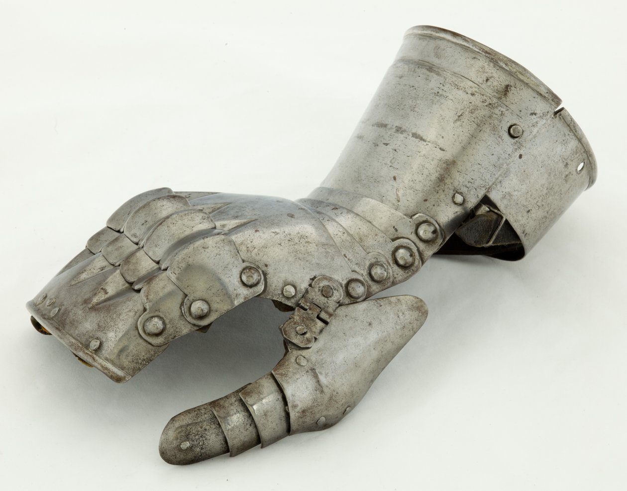 Venstre Gauntlet, ca. 1490-1510, restaureret 1800-tallet (stål og læder) af German School