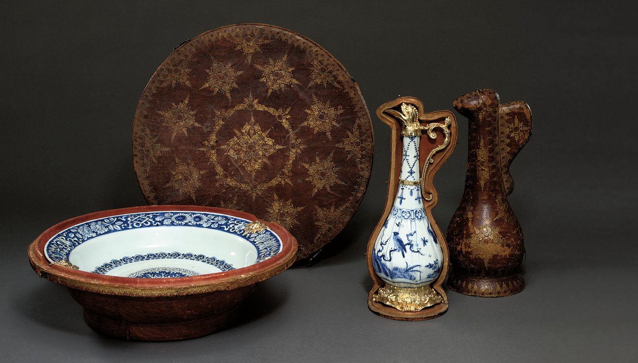 Monteret kinesisk ædel og fad i originale æsker, Augsburg, ca. 1655-60 af German School
