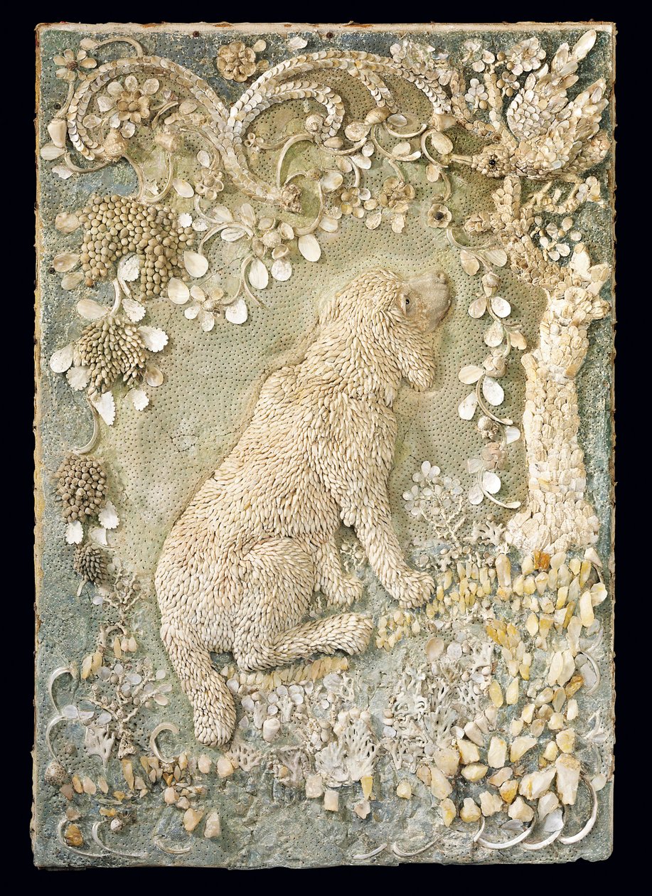 En af et par Louis XV siddende hunde modelleret i relief, inden for en grotte-lignende omkreds af German School
