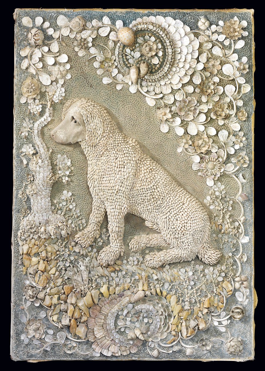 En af et par Louis XV siddende hunde modelleret i relief, inden for en grotte-lignende omkreds (skalværk, koraller, kvarts og farvet gesso) (se også 375094) af German School