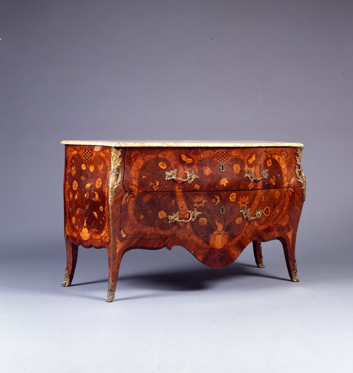 En af et par intarsia- og parketmøbler, ca. 1765 (lakeret messingmonteret kongetræ, amaranth, tulipantræ og bois satin) (se også 463022) af German School