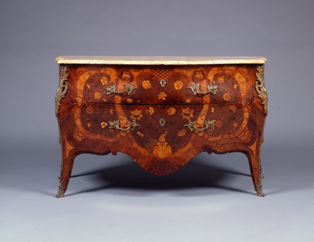 En af et par intarsia- og parketmøbler, ca. 1765 (lakeret messingmonteret kongetræ, amarant, tulipantræ og bois satin) (se også 463023) af German School