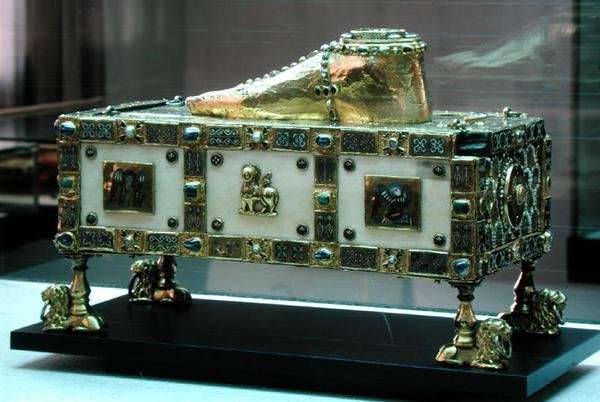 Bærbart St. Andrew-alter, også kendt som Egbert-helligdommen, lavet af guldsmedeværkstedet, der er patroniseret af ærkebiskop Egbert af Trierm ca. 980-990 (guld og emalje) af German School
