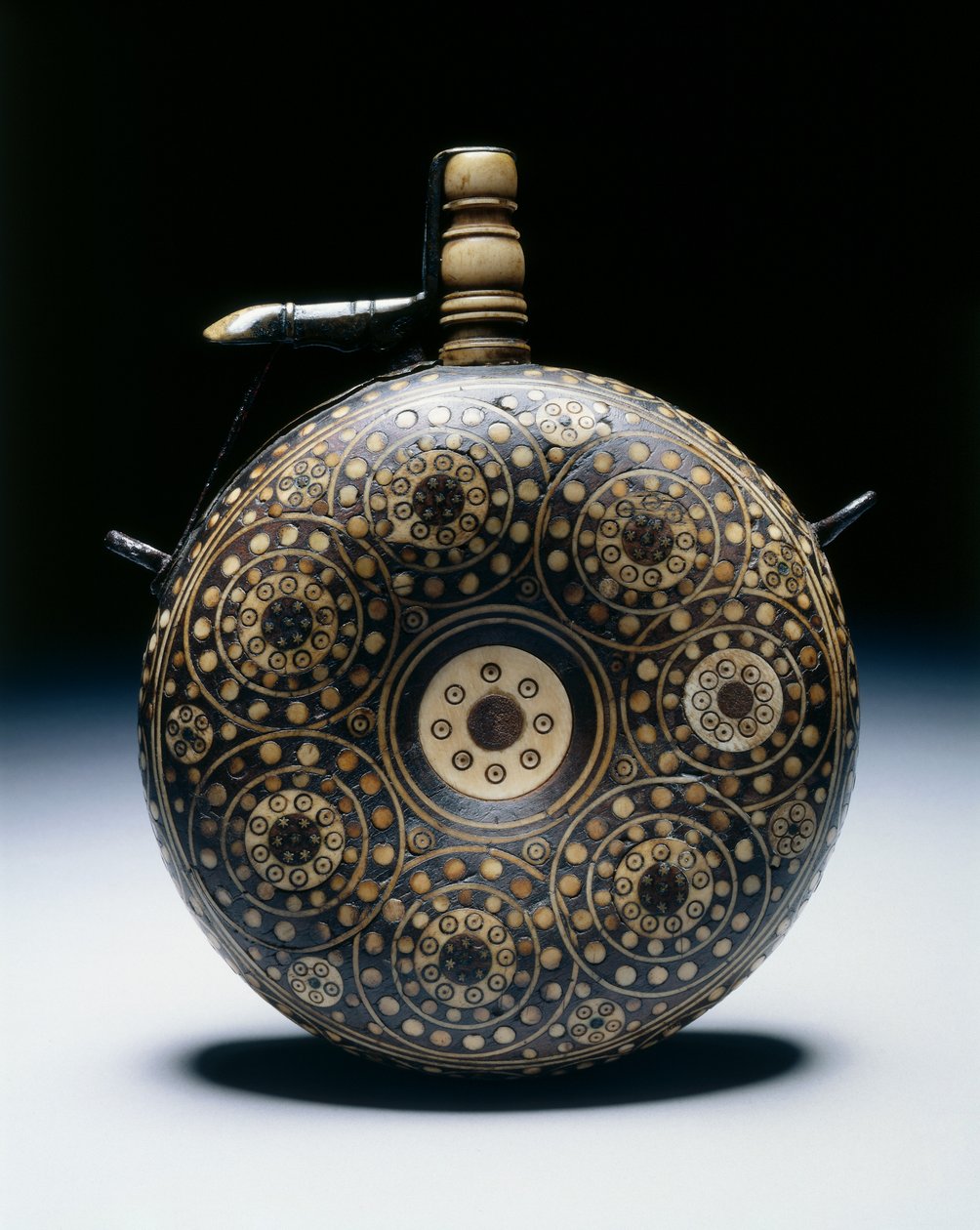 Pulverkolbe, ca. 1620-50 (valnød med horn, ben, messing og jern) af German School