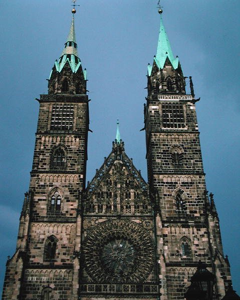 Rosenvindue på vestfacaden af St.Lorenzkirk af German School