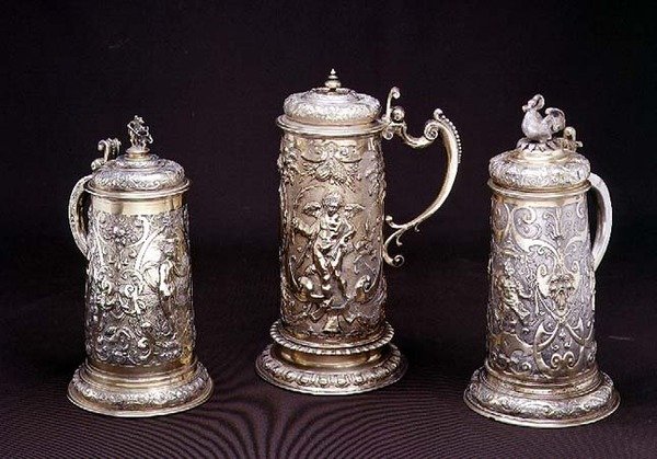 Sølv forgyldt cylindrisk tankard af Paul Hubner, Ausburg 1590; sølv-forgyldt cylindrisk tankard af Tobias Kramer, Ausburg 1620; pakke forgyldt cylindrisk tankard af Paul Hubner, Ausburg 1590, 16.-17. af German School