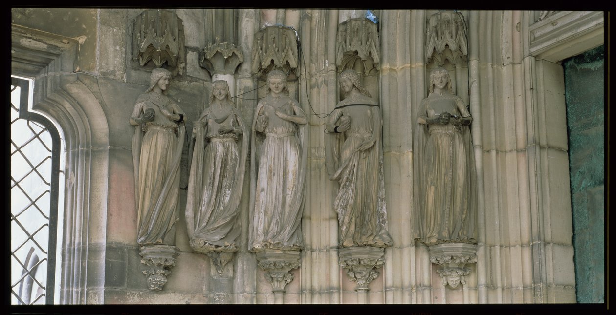 De fem vise jomfruer, karmfigurer fra Paradisportalen, figurer udskåret ca. 1250, våbenhus bygget ca. 1350 (se også 173983 og 173984) af German School