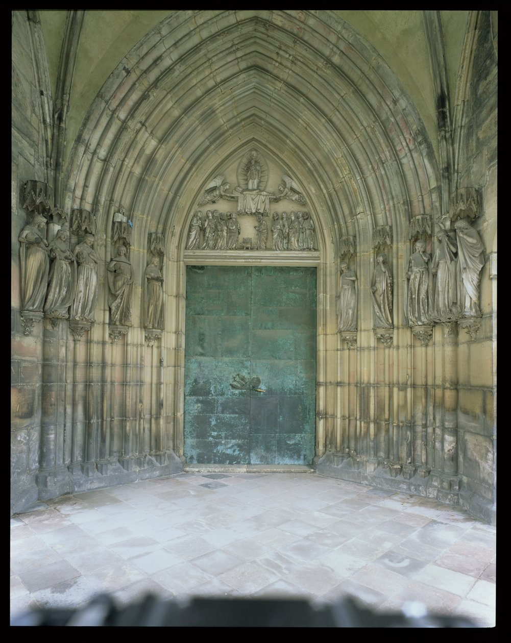Paradise-portalen: De fem vise jomfruer og de fem tåbelige jomfruer, karmfigurer udskåret ca. 1250, våbenhus bygget ca. 1350 (se også 173982 og 173983) af German School
