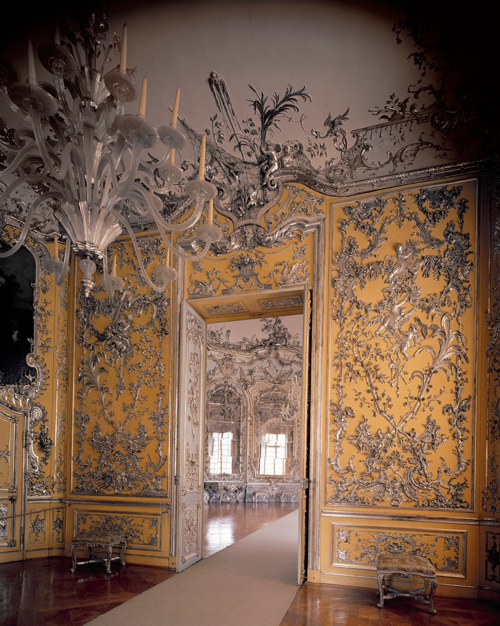 Hvilerummet, der fører igennem til spejlsalen, designet af Francois Cuvillies (1695-1768), med stuk af Johann Baptist Zimmermann (1680-1758), 1734-37 af German School