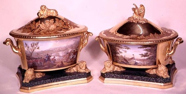 To terrier fra det preussiske middagsservice, Berlin, 1816-19 (porcelæn og forgyldning) (se også 3043 og 68588) af German School
