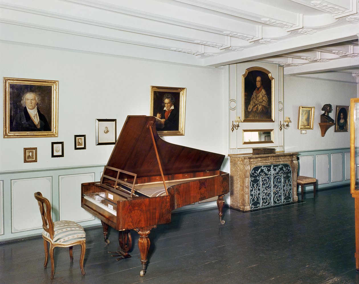 Udsigt over et værelse med et flygel tilhørende Ludwig van Beethoven (1770-1827) af German School
