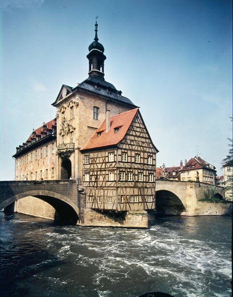Udsigt til Altes Rathaus, oprindeligt bygget i 1453 og genopbygget af J.M. Kuchel i 1744-56 af German School