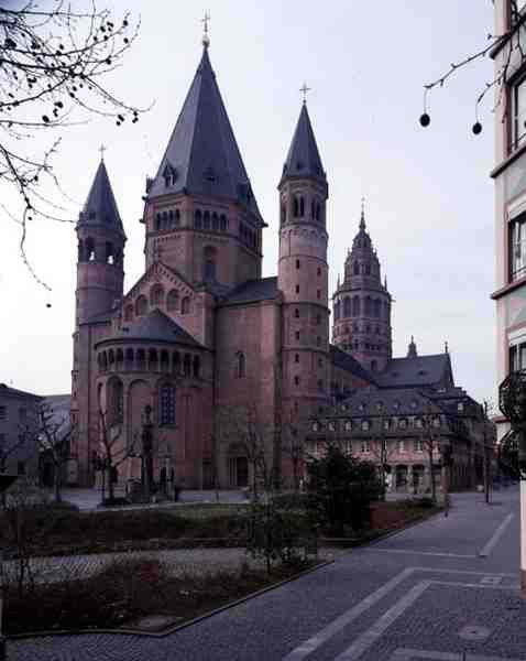 Udsigt over katedralen St. Martin og St. Stephan fra nordøst af German School