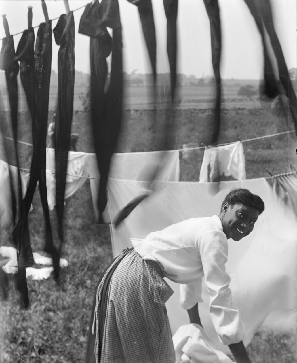 En ung afroamerikansk kvinde hænger vasketøj til tørre i Newport, Rhode Island, ca. 1902 (s/h foto) af Gertrude Käsebier