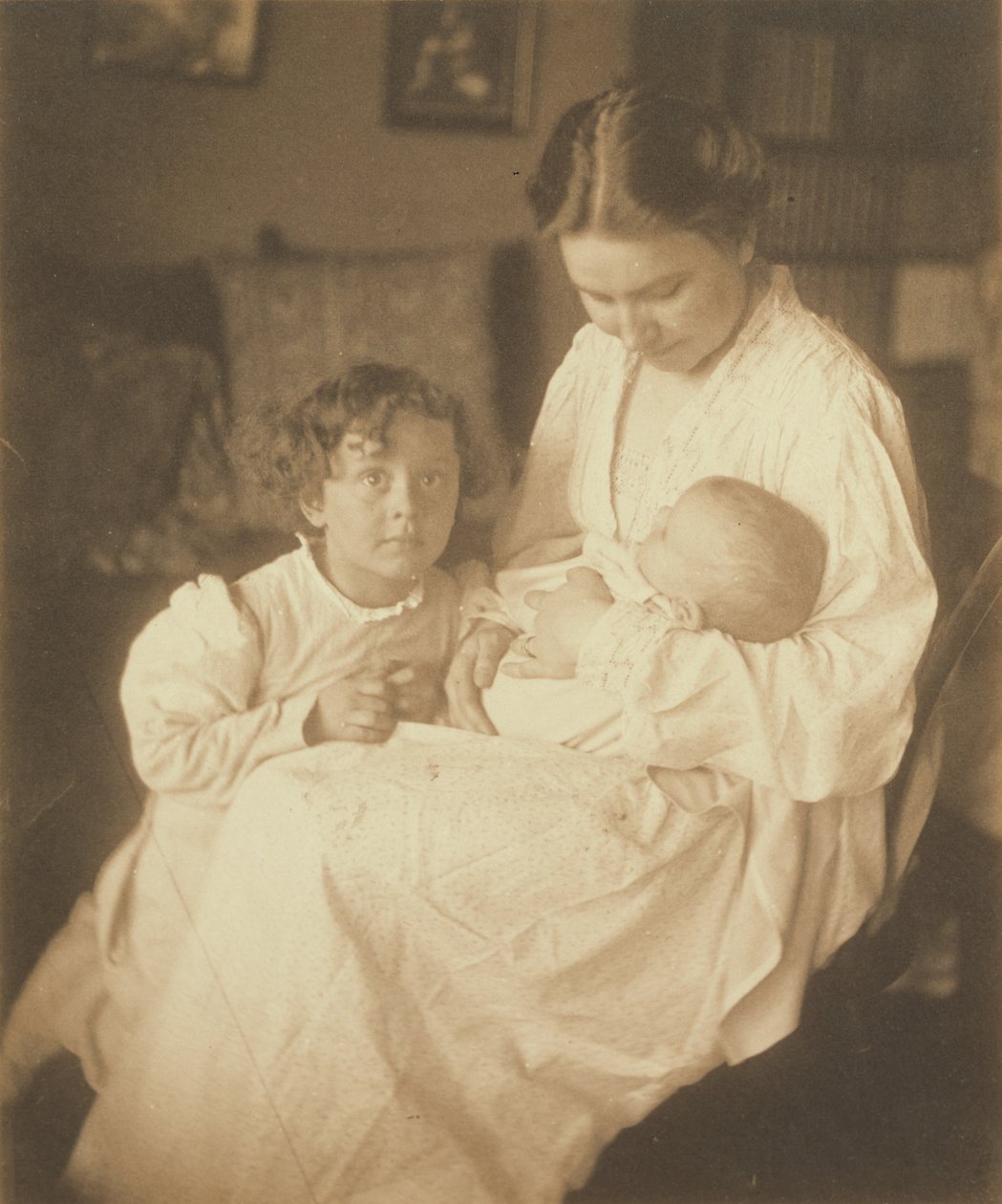 [Mor i morgenkåbe, siddende, med spædbarn og lille søn]. af Gertrude Käsebier