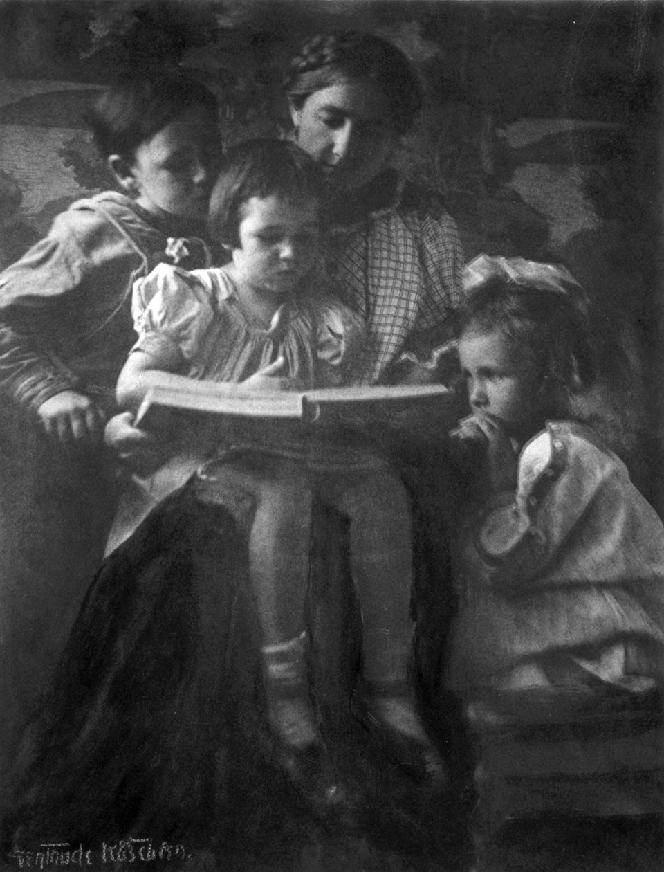 Kvinde og børn læser af Gertrude Kasebier 1852-1934, fotograf.. fotografisk tryk af Gertrude Käsebier