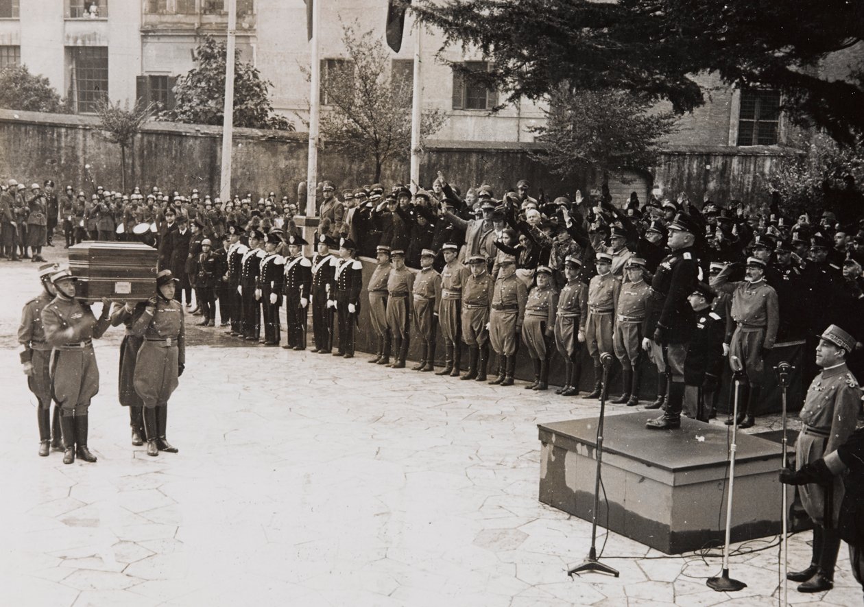 Benito Mussolini leder en statsbegravelse af en Garibaldi-soldat (s/h-foto) af Giacomelli Giacomelli