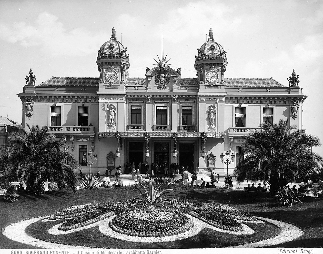 Facaden af Monte Carlo Casino. En flok mennesker animerer trappen ved indgangen af Giacomo Brogi